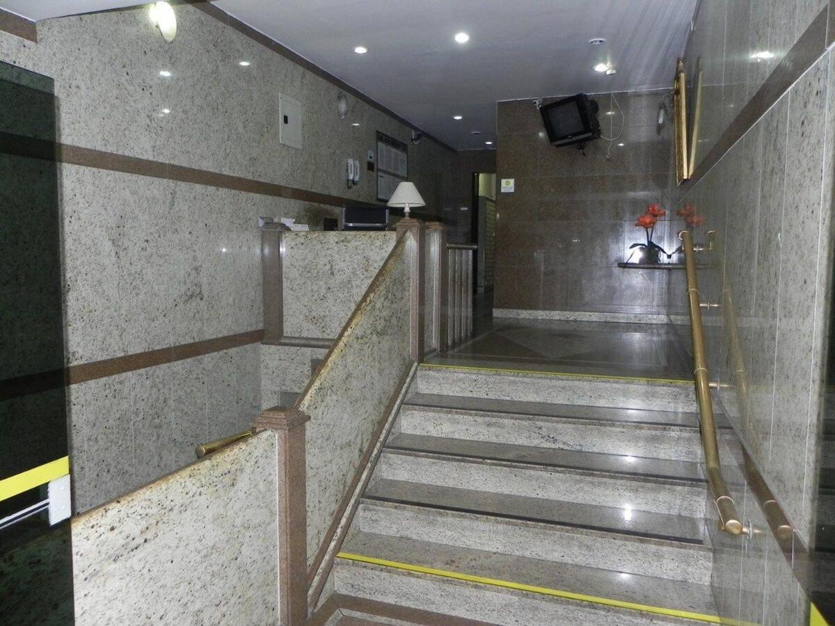 Apartamento Colado Na Com Mini Varanda. Rio de Janeiro