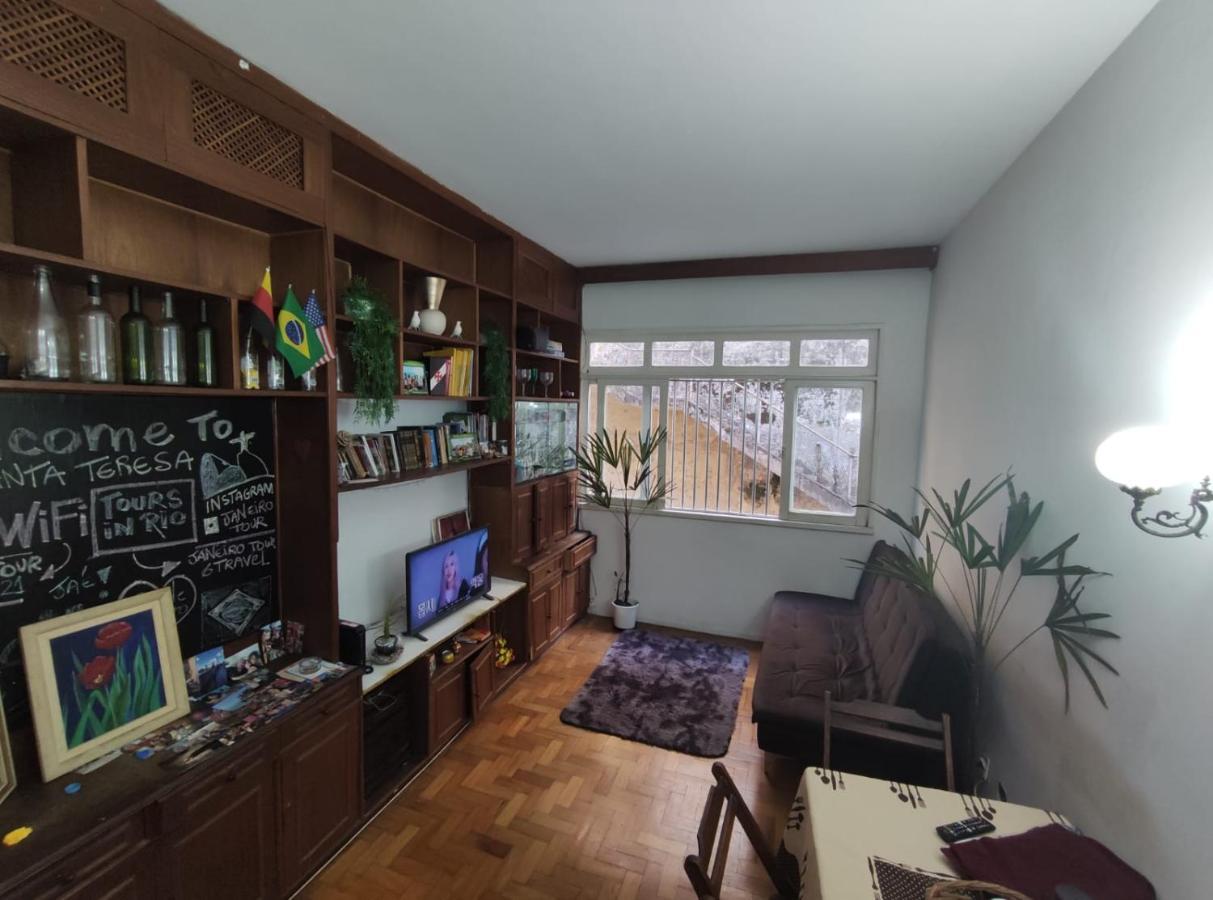 Quarto em Acomodações Particulares Em Apto Entre Santa Teresa E Lapa *