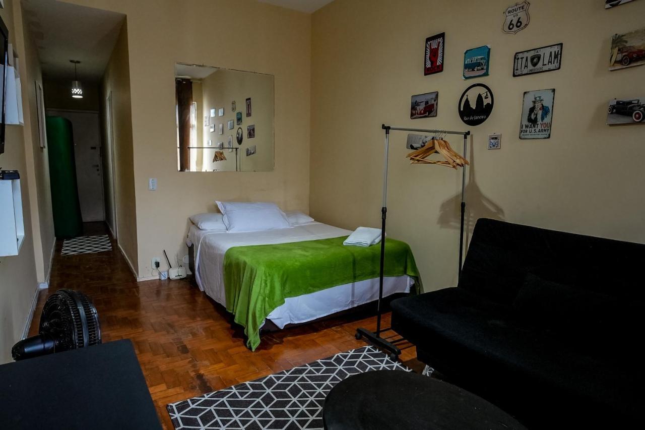Apartamento Simples Na Quadra Da Praia De Copacabana * Rio de Janeiro