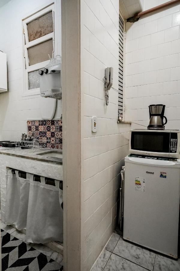Apartamento Simples Na Quadra Da Praia De Copacabana Apartment *