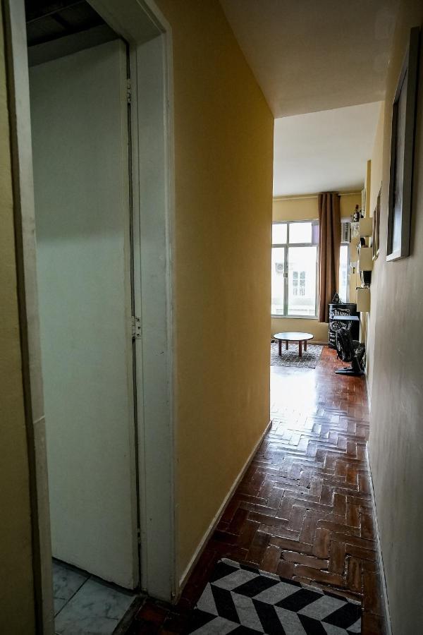 Apartamento Simples Na Quadra Da Praia De Copacabana * Rio de Janeiro