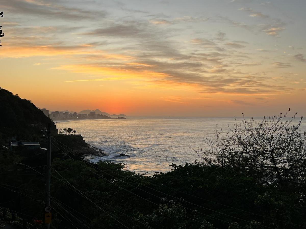 Ocean View House Of Zepp - Good Neighbourhood, 5 Minute Walk To The Beach, Stunning Sunrise Views Apartment Rio de Janeiro