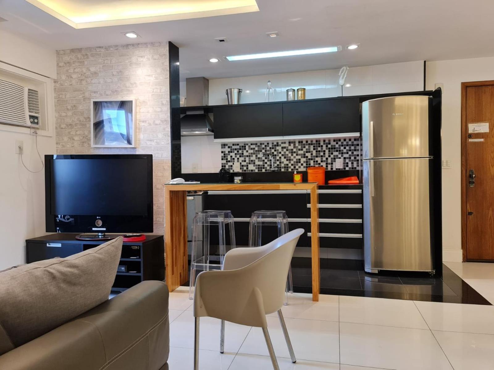 Apartamento 2 Bedrooms 2 Baths Apartment. 3 Blocks From Ipanema Beach. Prime Location. Rio de Janeiro