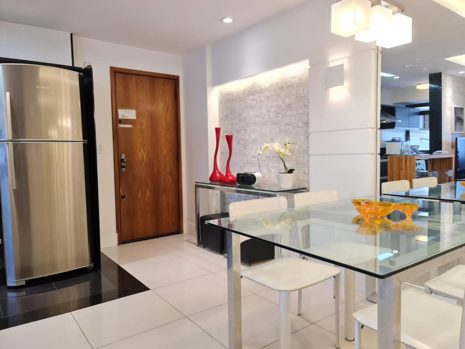 2 Bedrooms 2 Baths Apartment. 3 Blocks From Ipanema Beach. Prime Location. Apartamento Rio de Janeiro