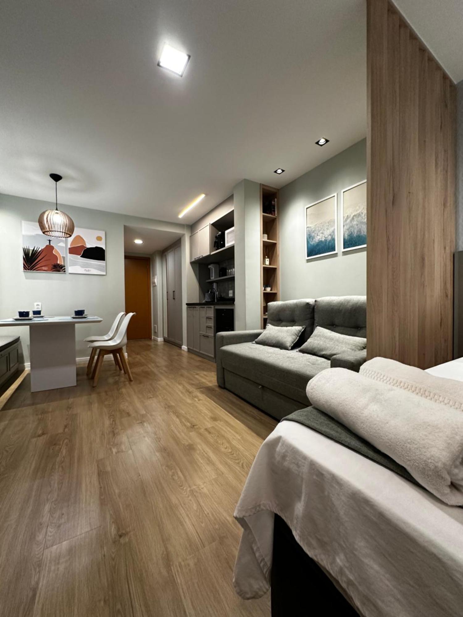 Lindo Entre A Estacao Carioca E Cinelandia. Apartamento
