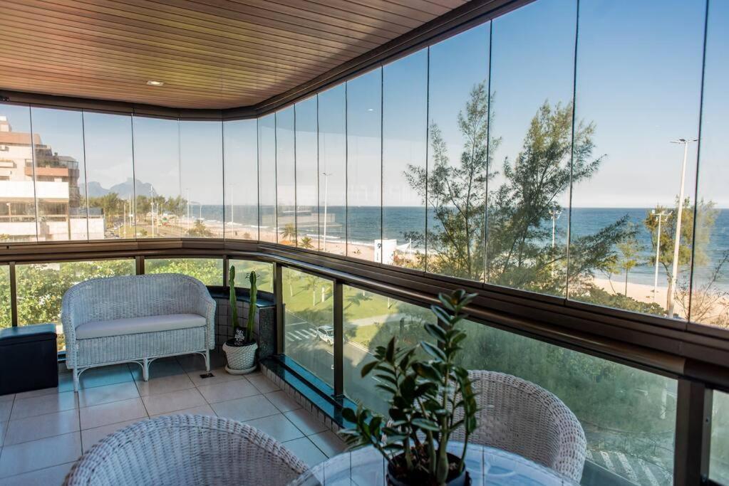 Apartamento Frente Ao Mar Com Piscina - Posto 9 Recreio