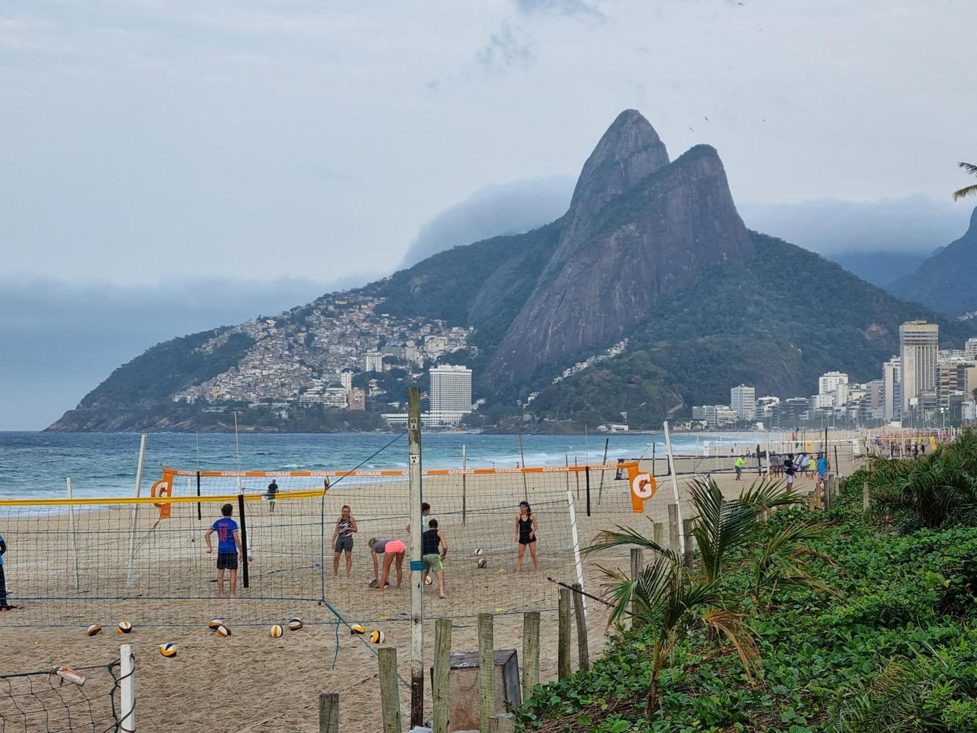 Homestay C: Panoramic Rio Views Near Iconic Beaches *