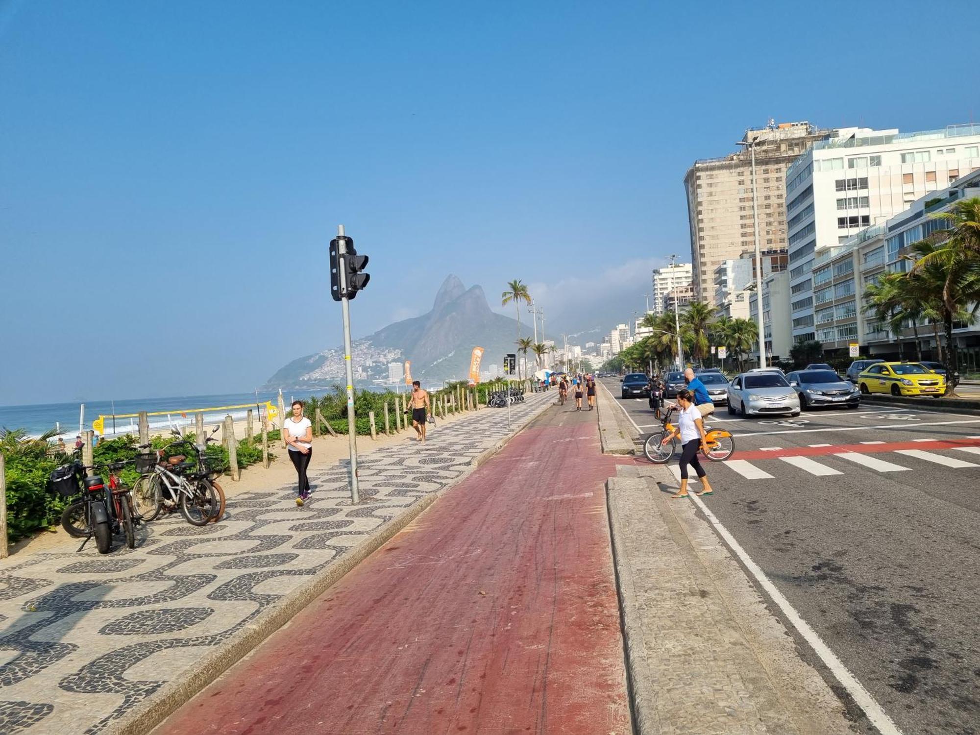 Homestay C: Panoramic Rio Views Near Iconic Beaches
