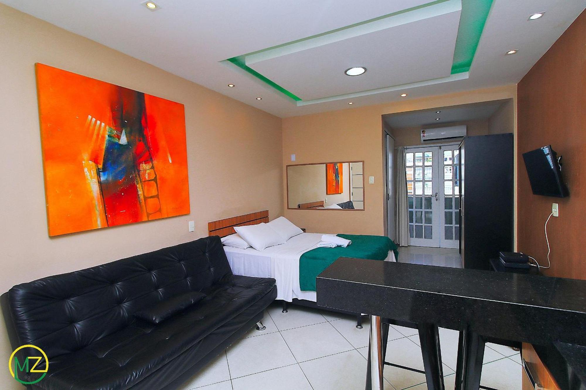 Apartamento Com Pequena Varanda Em Copacabana *