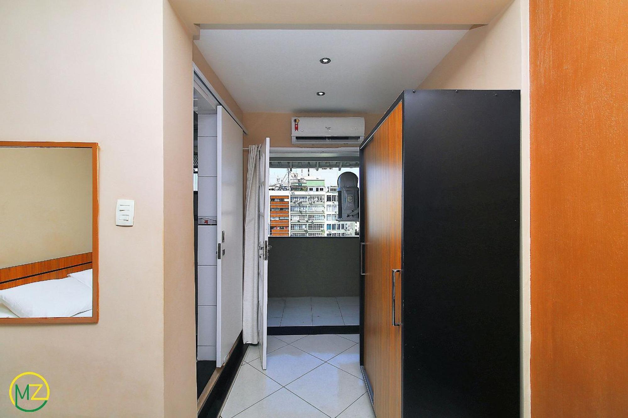 Apartamento Com Pequena Varanda Em Copacabana Rio de Janeiro