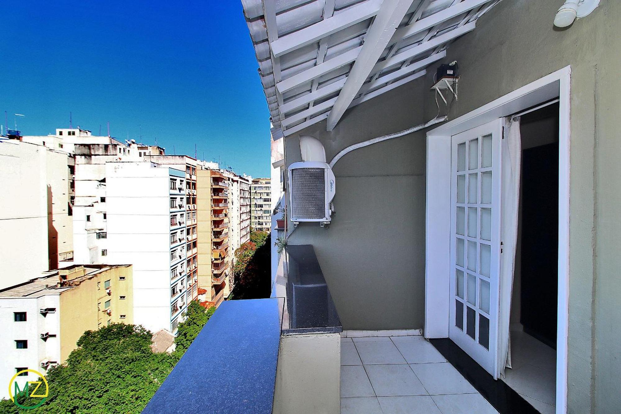 Apartamento Com Pequena Varanda Em Copacabana