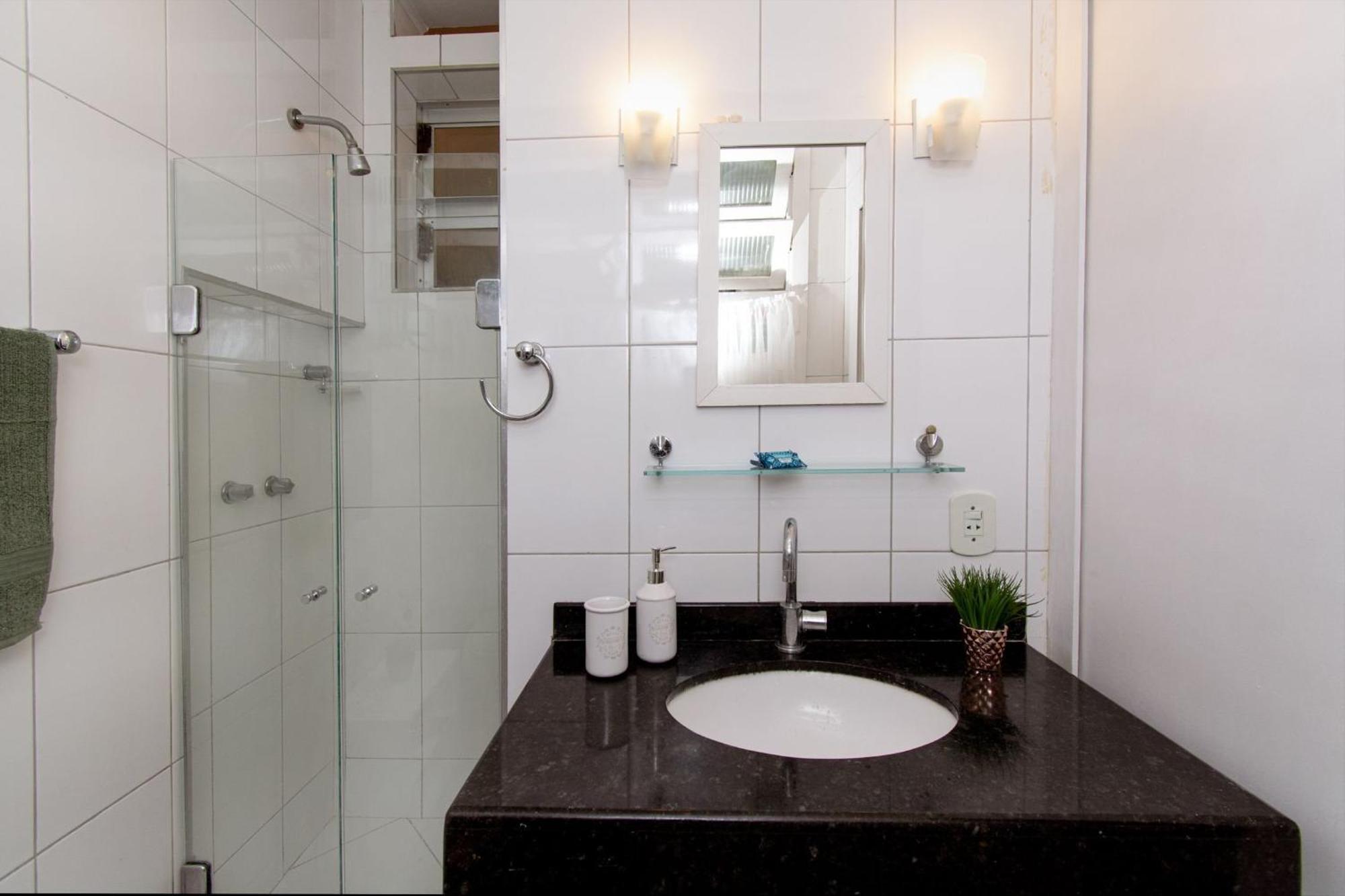 Maravilhoso Loft Em Copacabana A 150 Metros Da Com Um Varandao Em Meio Ao Verde.