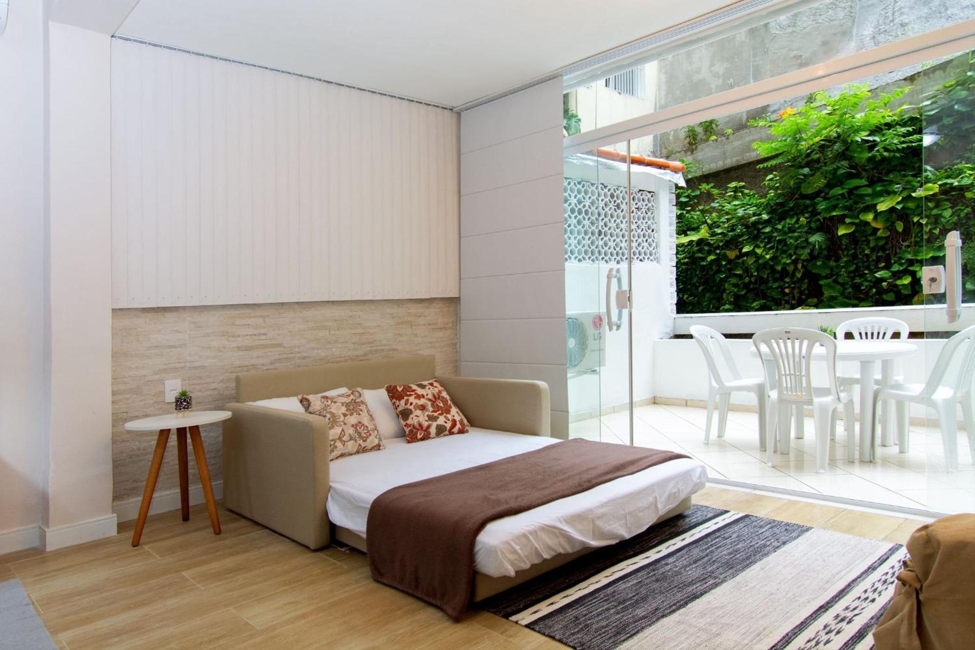 Maravilhoso Loft Em Copacabana A 150 Metros Da Com Um Varandao Em Meio Ao Verde. Rio de Janeiro