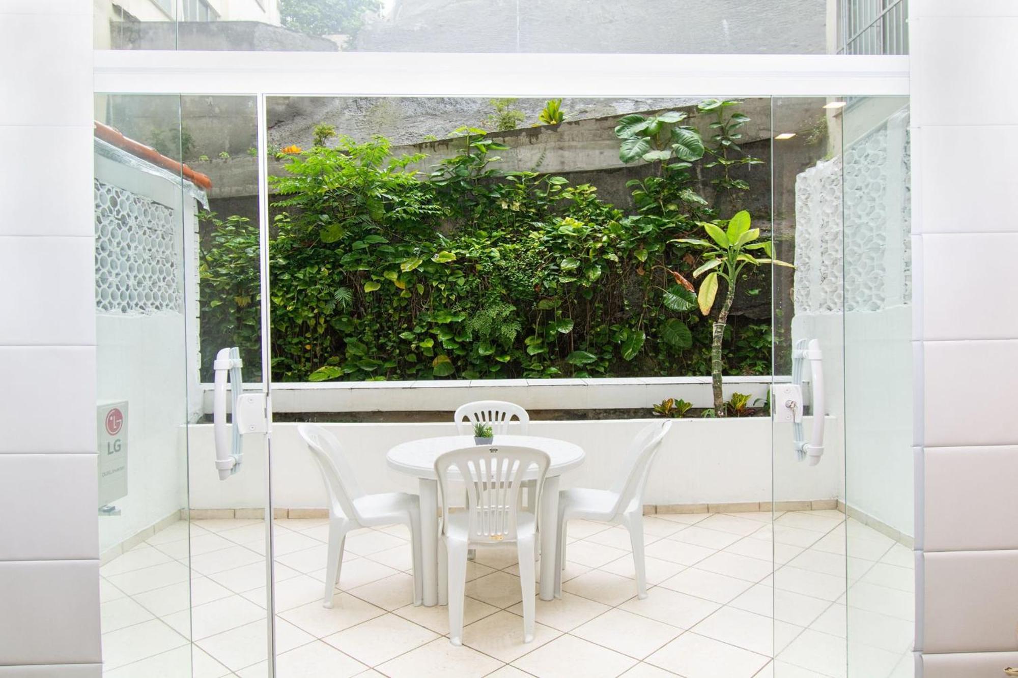 Maravilhoso Loft Em Copacabana A 150 Metros Da Com Um Varandao Em Meio Ao Verde. Apartamento