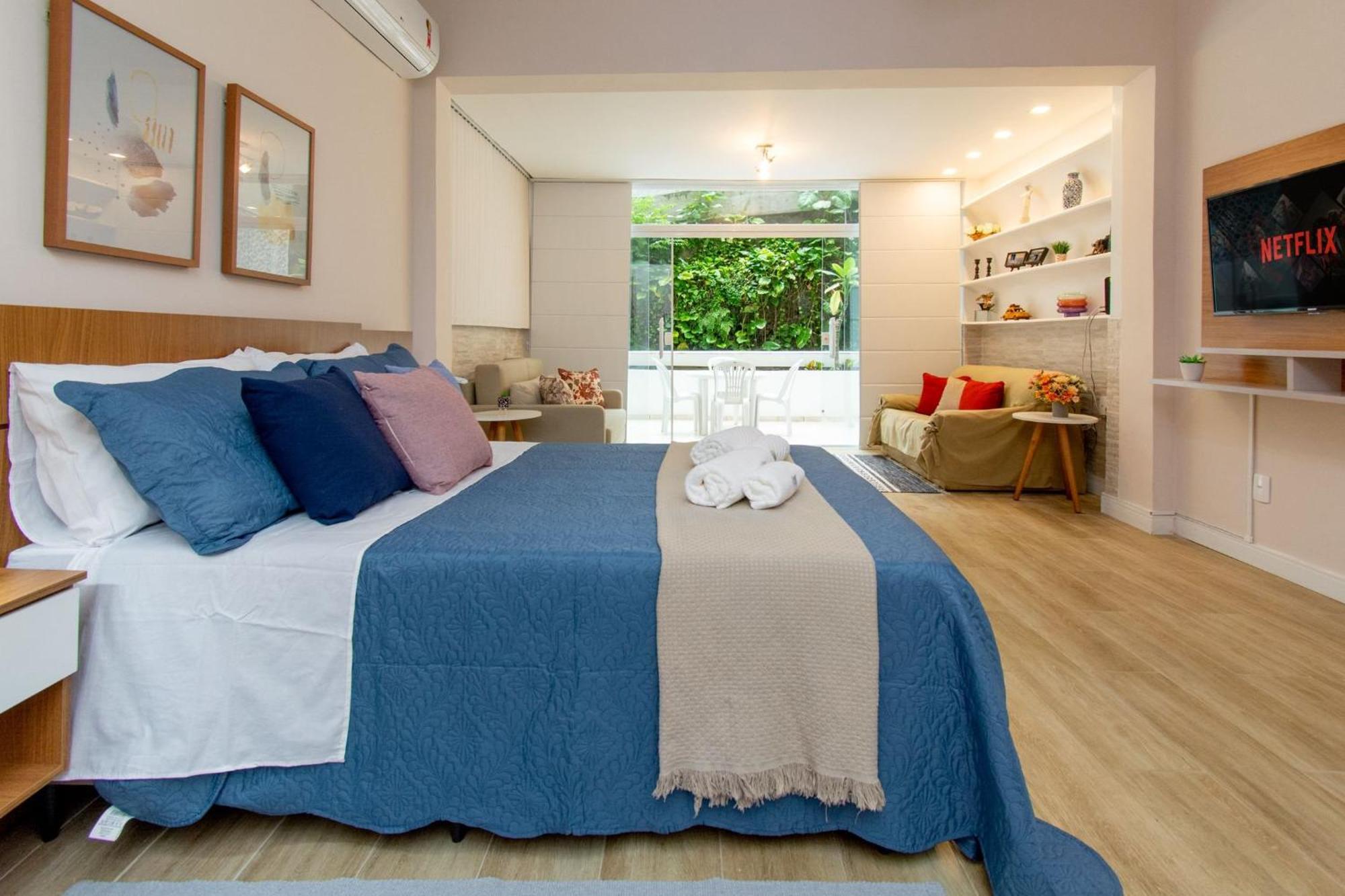Maravilhoso Loft Em Copacabana A 150 Metros Da Com Um Varandao Em Meio Ao Verde. *