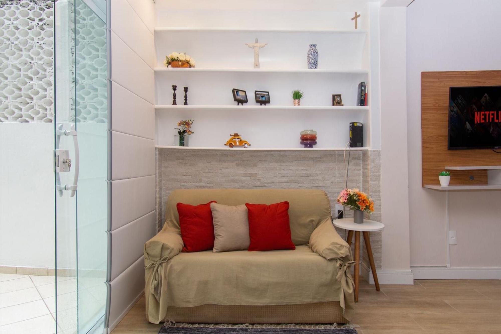 Maravilhoso Loft Em Copacabana A 150 Metros Da Com Um Varandao Em Meio Ao Verde. *