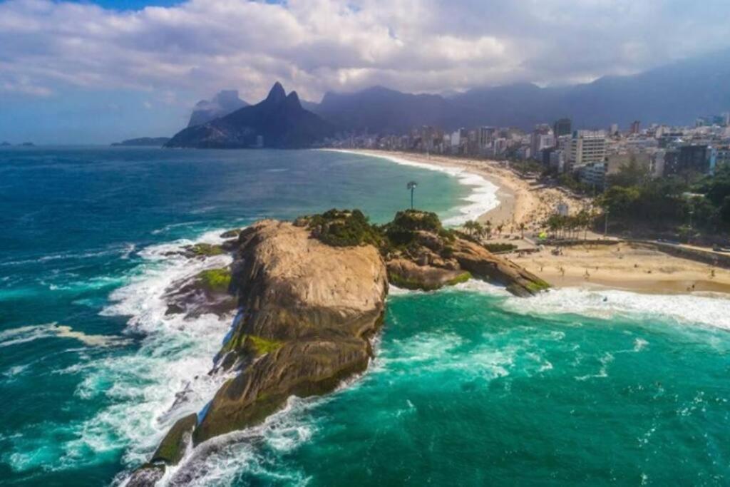 Apartamento Copacabana Sala E Na Quadra Da Praia, Posto 6, Brasil *