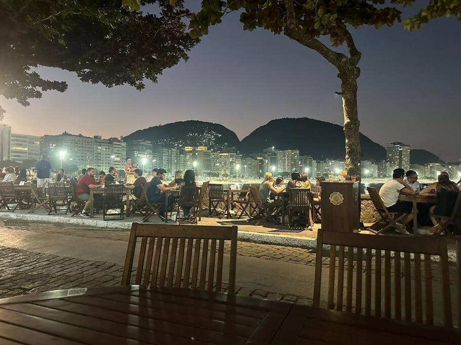 Copacabana Sala E Na Quadra Da Praia, Posto 6, Brasil *
