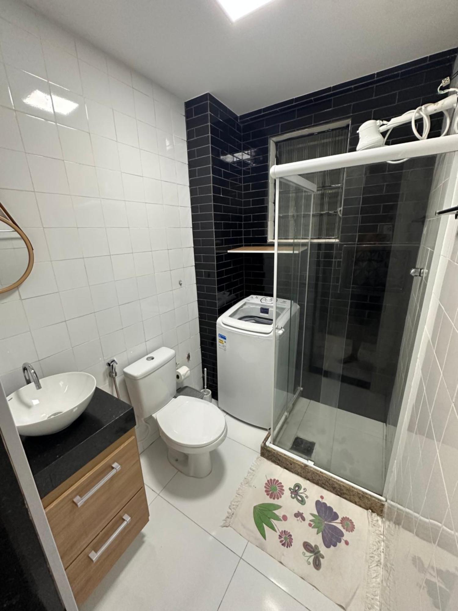Inteiro A Duas Quadras Do Metro E Da Apartamento