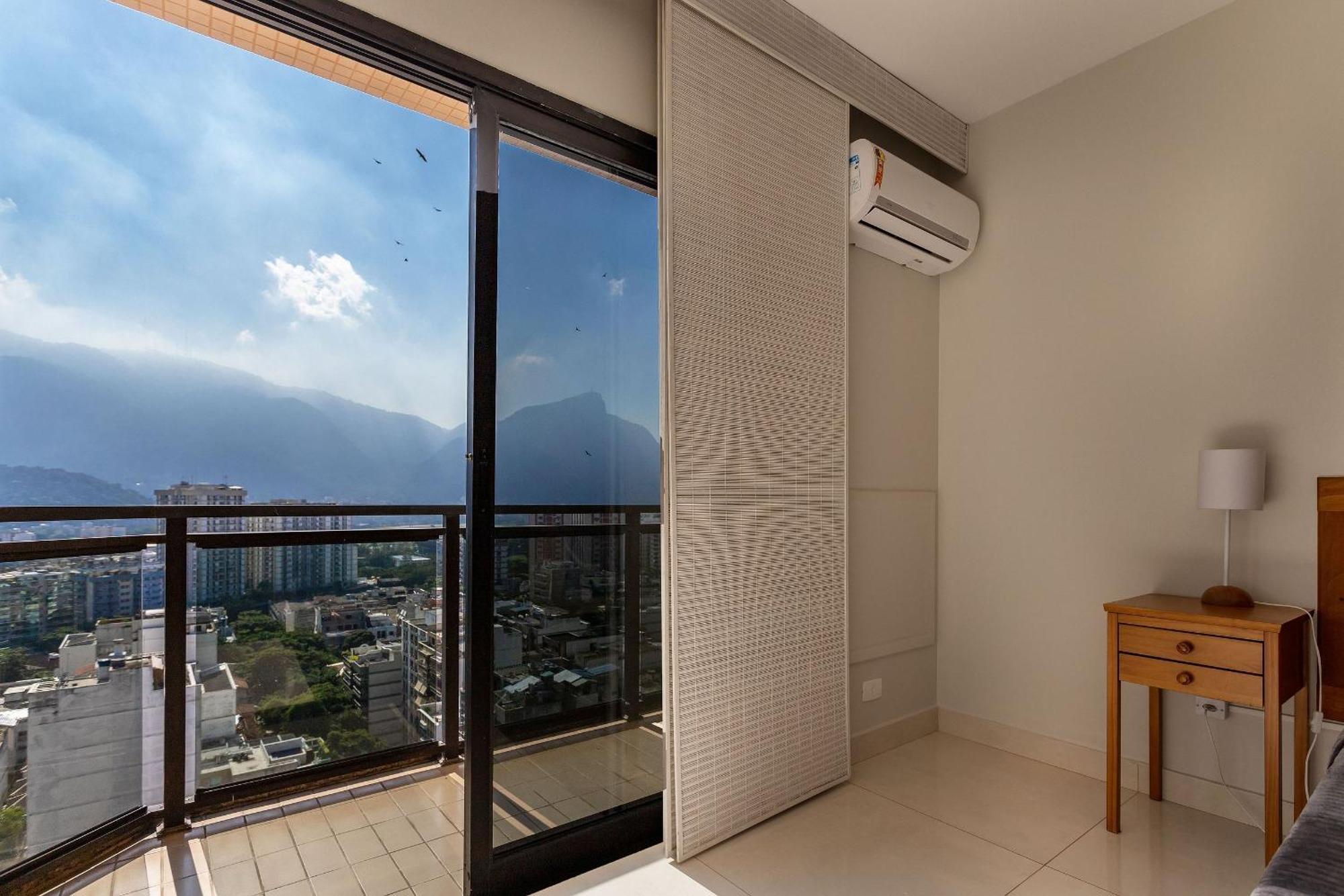Leblon Beachfront Oasis: Ocean Views, Christ Statue Vista & Daily Housekeeping Apartamento