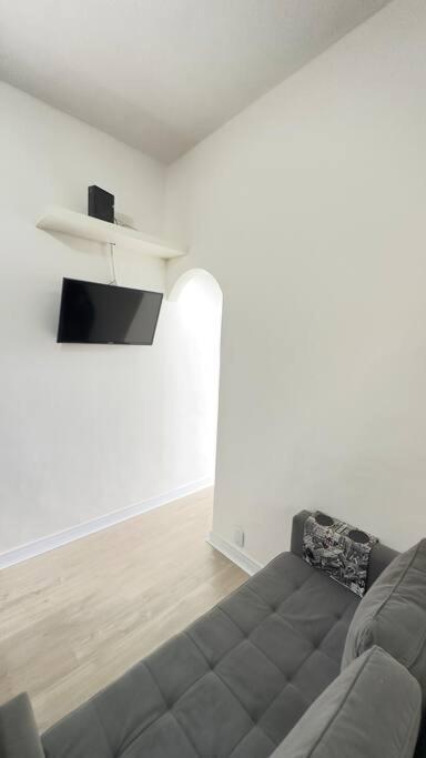 Apartamento Em Copacabana Na Quadra Da Praia!