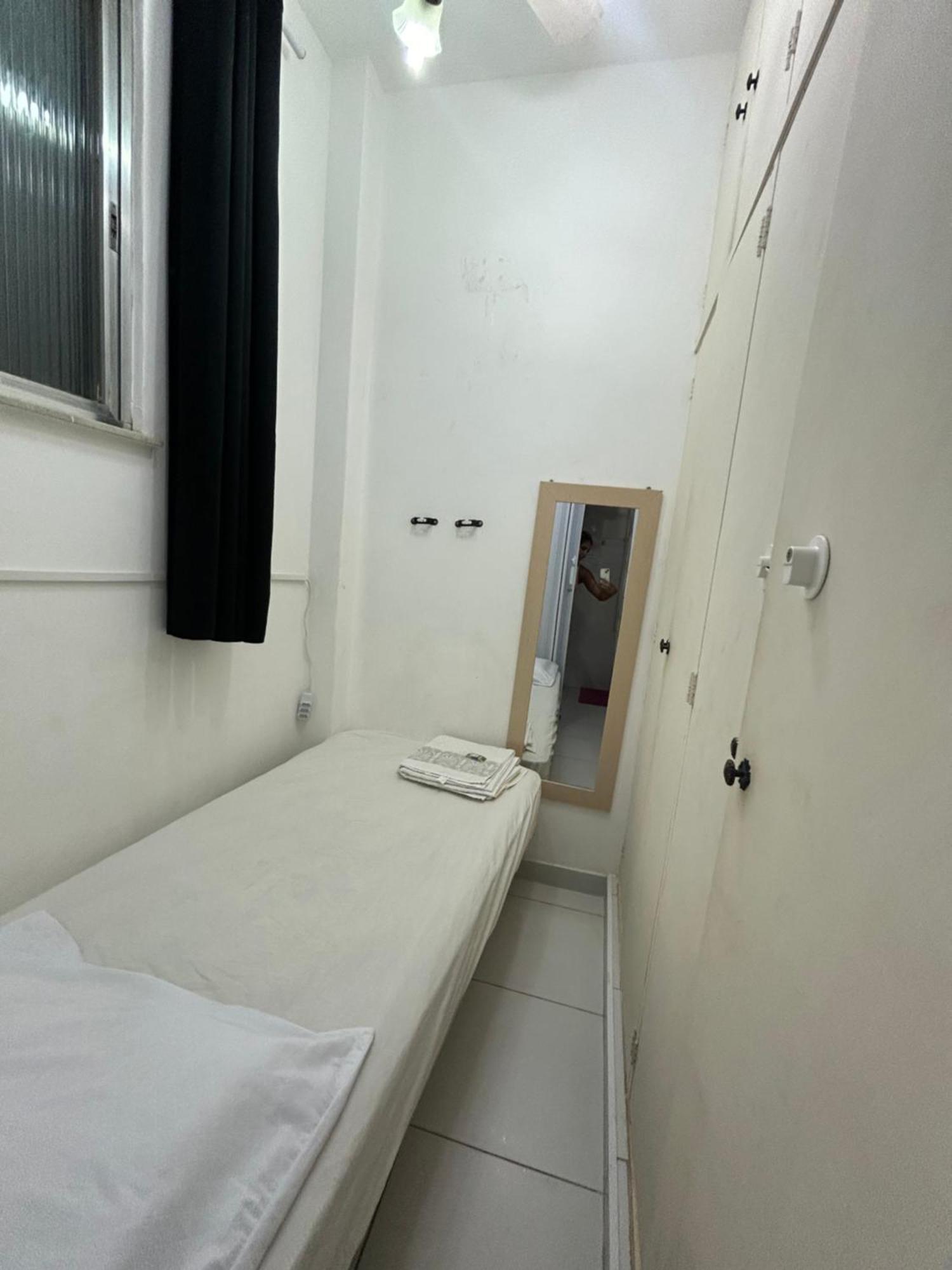 Quarto em Acomodações Particulares Quartinho Economia Copacabana- Posto 5 *