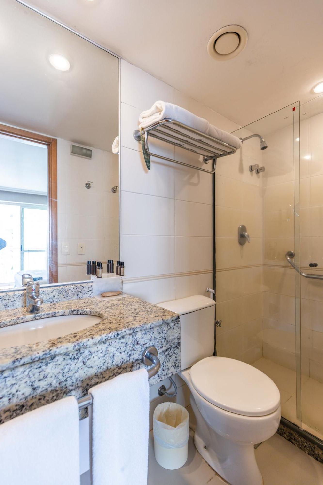 Barra Premium - Flat Com Servicos, Recepcao 24 Horas, Piscina, Academia E Balsa Praia!