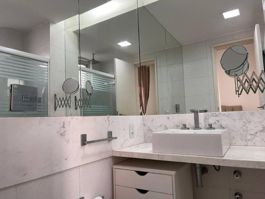Lindo De 3 Quartos, Uma Quadra Da Praia! Apartamento