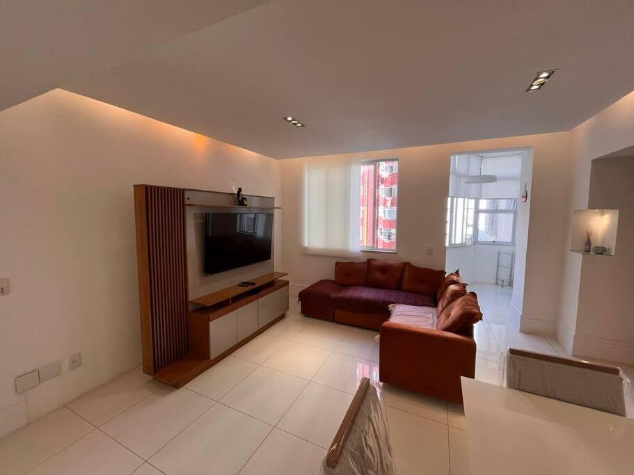 Lindo De 3 Quartos, Uma Quadra Da Praia! Apartamento