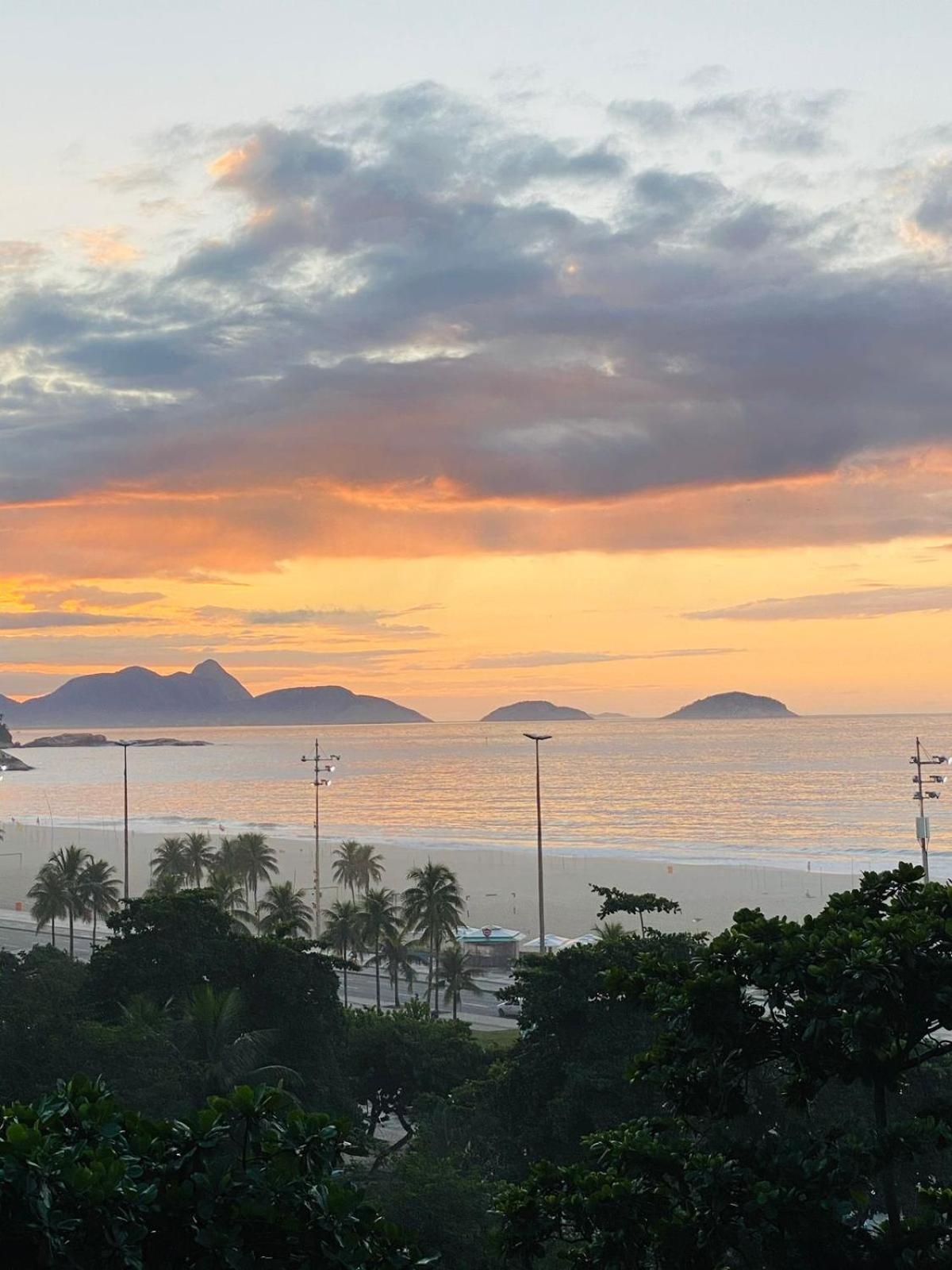 Ape Na Praca Copacabana Rio de Janeiro