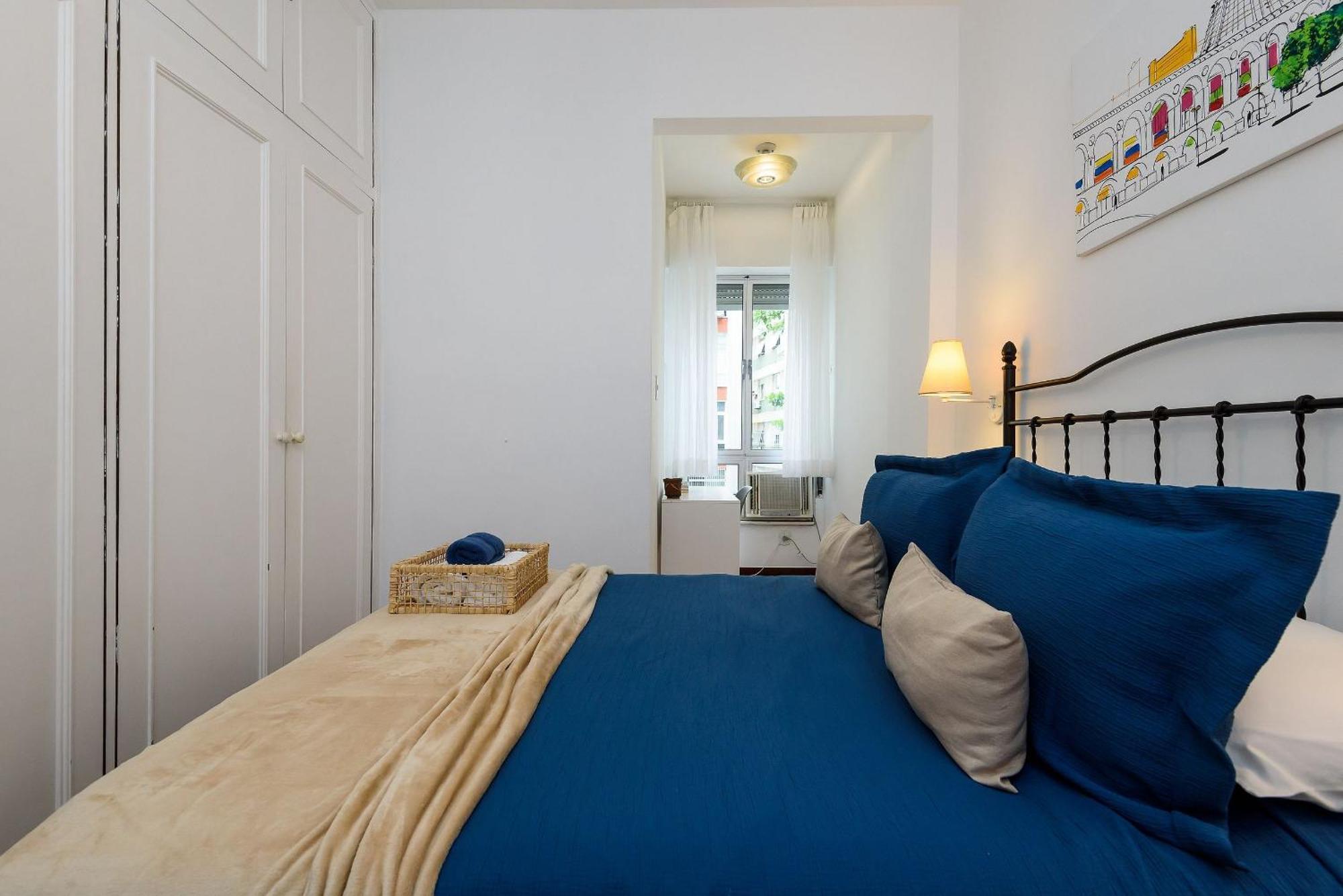 Apartamento Omar Do Rio - Bi 102/202: 3qtos/2ba, Internet 240mbps, 300 Metros Da De Copacabana E A 200 Metros Do Metrô