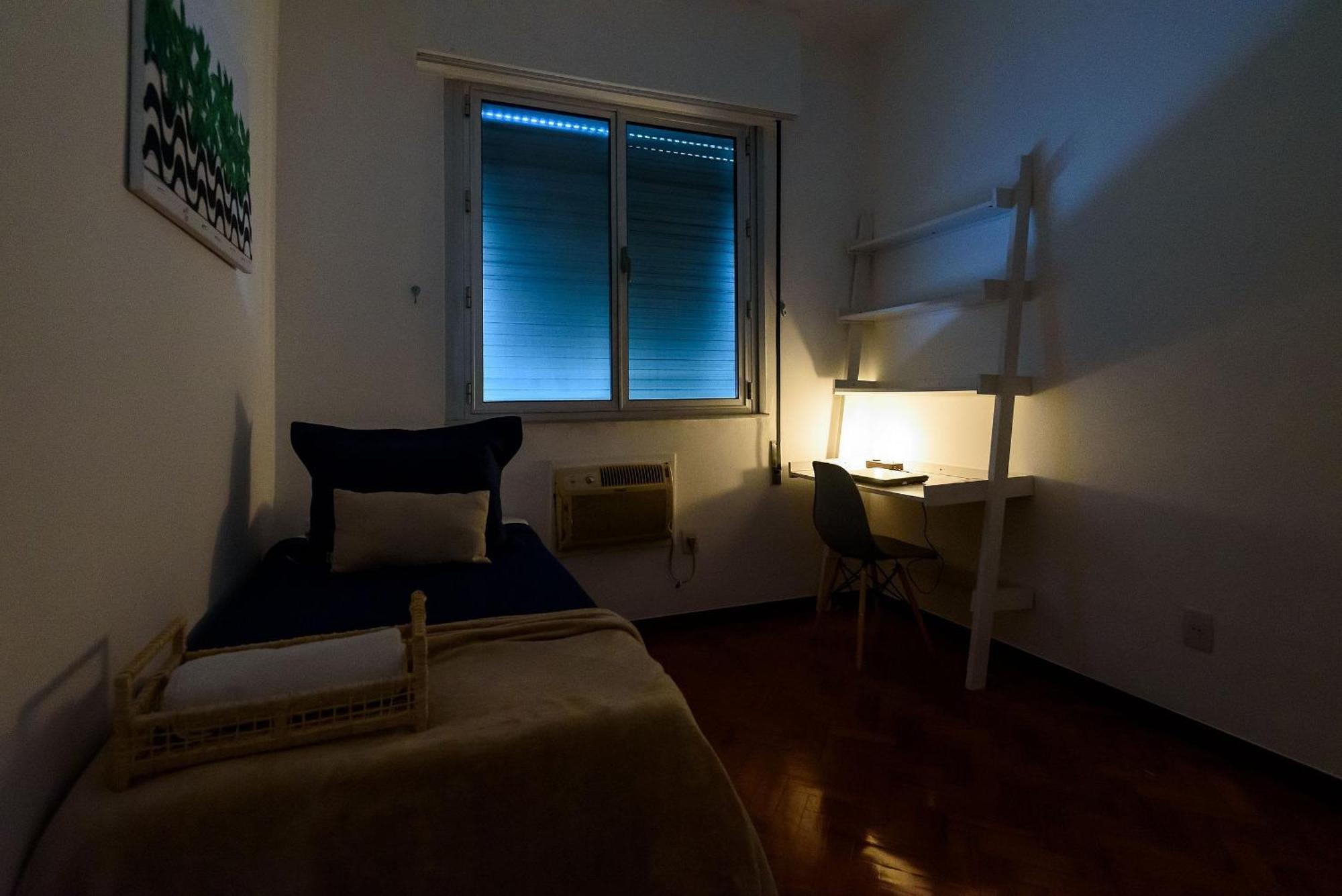 Apartamento Omar Do Rio - Bi 102/202: 3qtos/2ba, Internet 240mbps, 300 Metros Da De Copacabana E A 200 Metros Do Metrô
