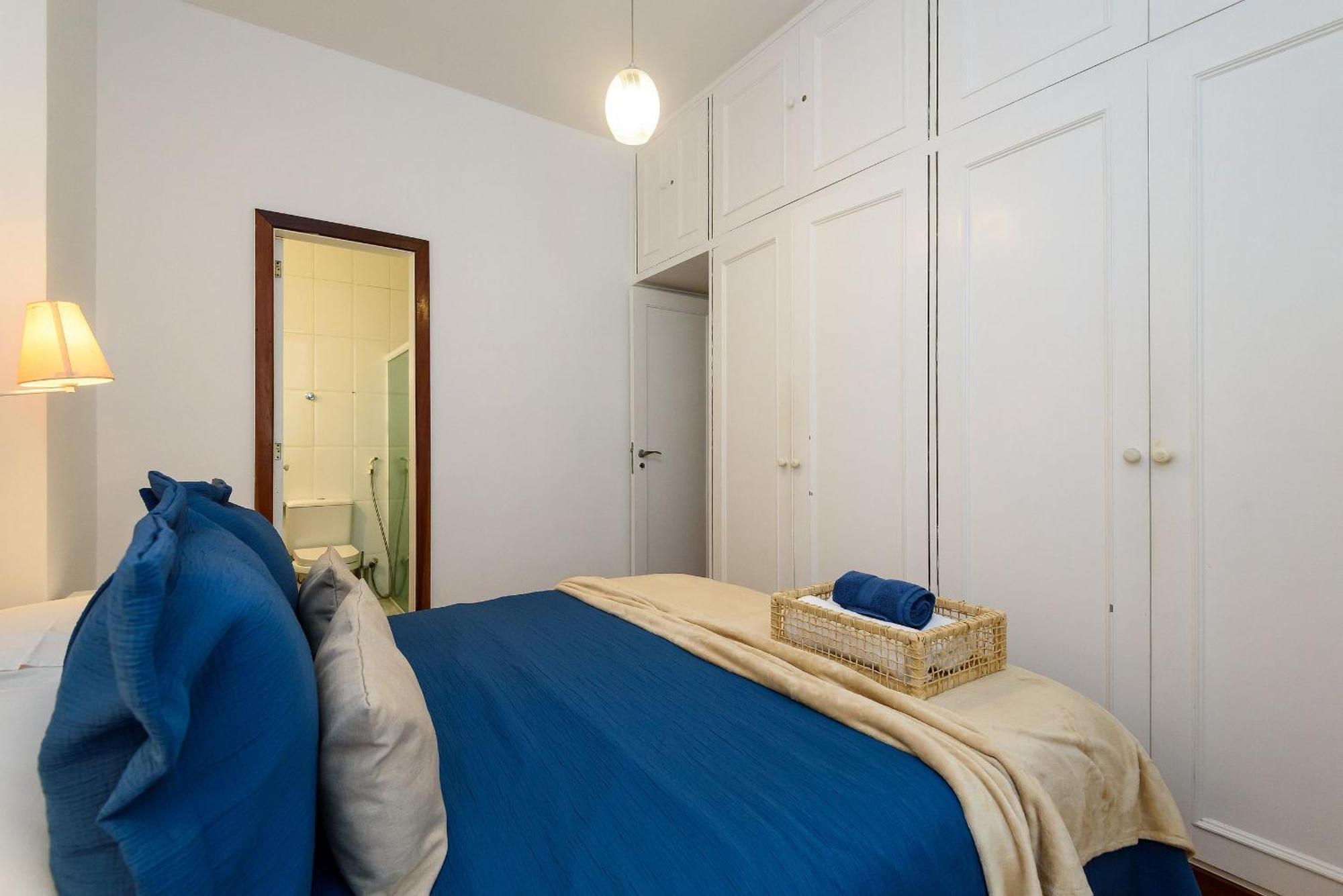 Apartamento Omar Do Rio - Bi 102/202: 3qtos/2ba, Internet 240mbps, 300 Metros Da De Copacabana E A 200 Metros Do Metrô