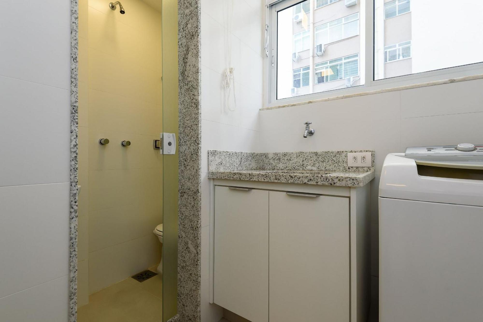 Apartamento No Leblon Com 3 Quartos | Gbc 260/301