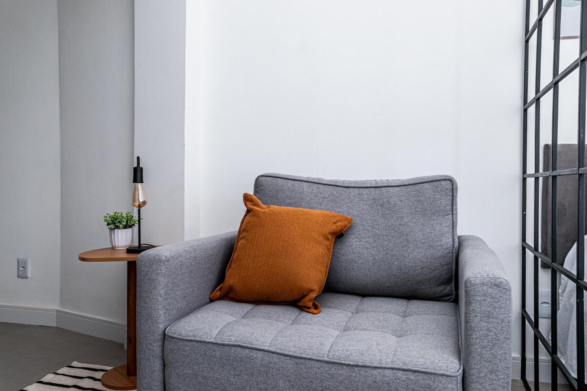 Apartamento Reformado, Quadra Da E Metro! *
