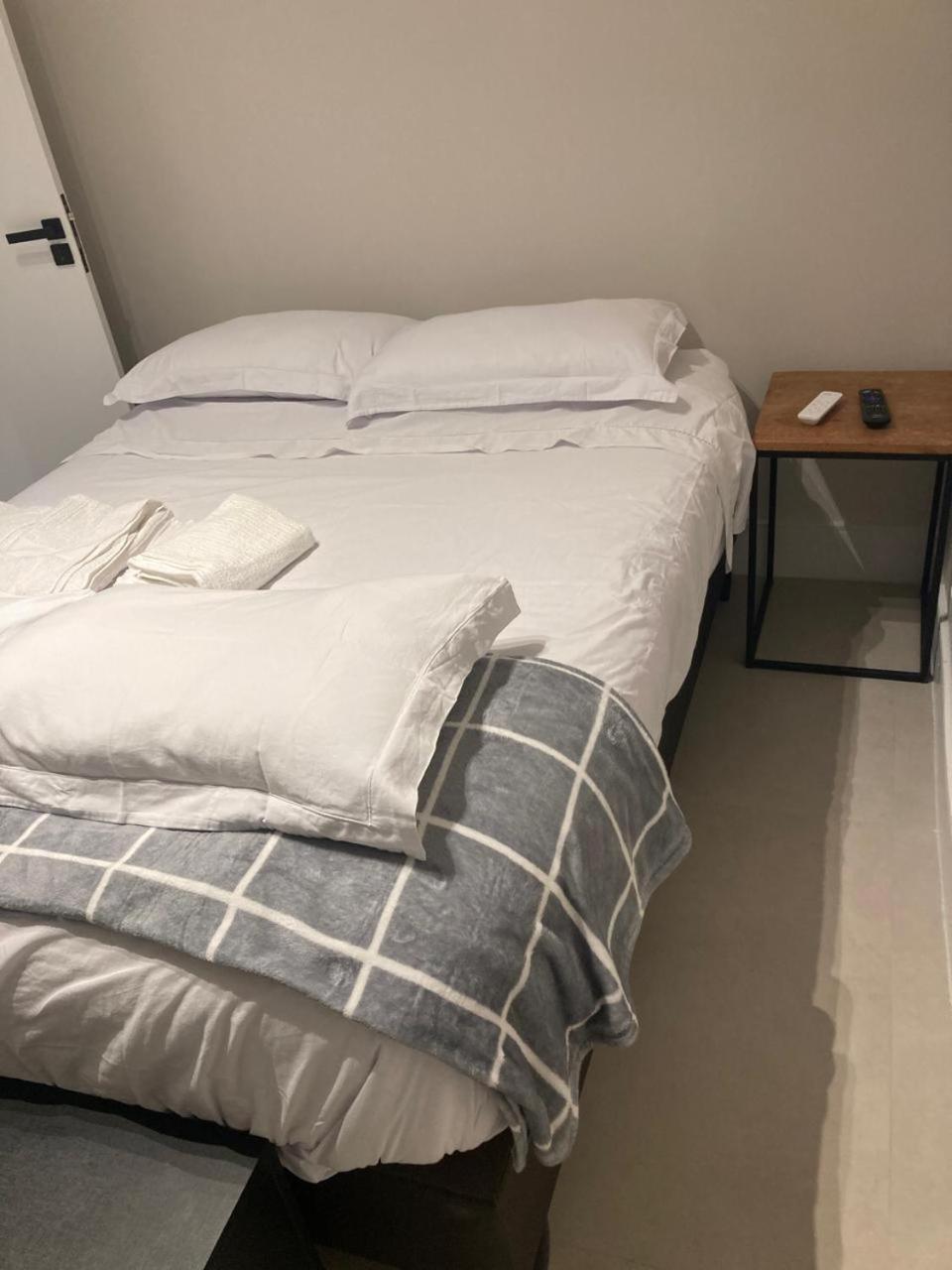 Apartamento Copacabana Sala E Na Quadra Da Praia, Posto 6, Brasil *
