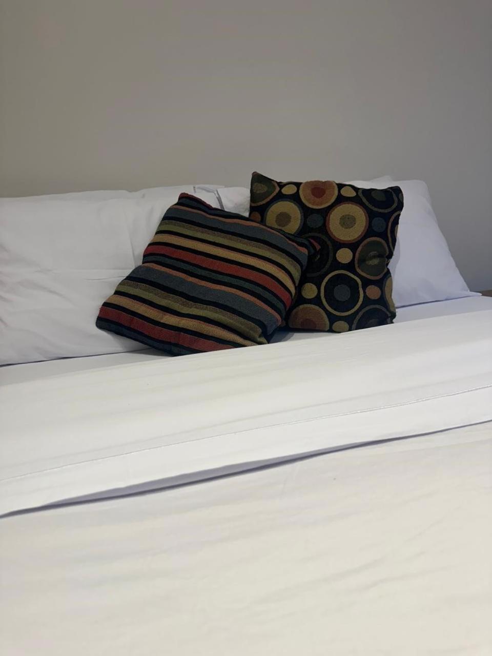 Apartamento Copacabana Sala E Na Quadra Da Praia, Posto 6, Brasil *