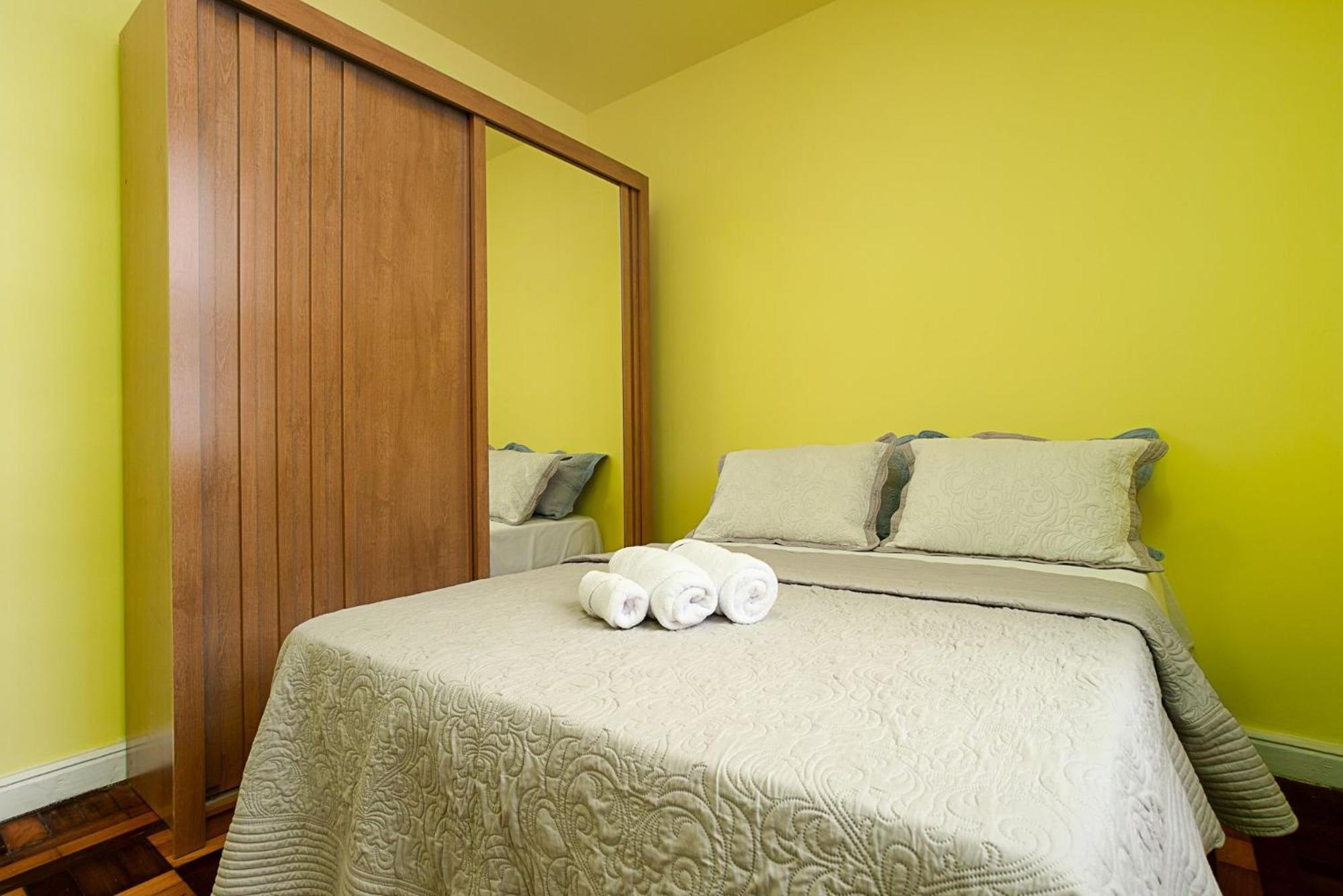 Apartamento Em Copacabana Com Varanda 2 Quartos Pertinho Da Rio de Janeiro