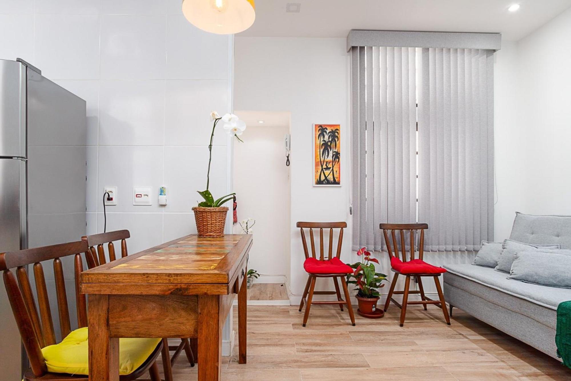 Apartamento Em Copacabana Com Varanda 2 Quartos Pertinho Da *