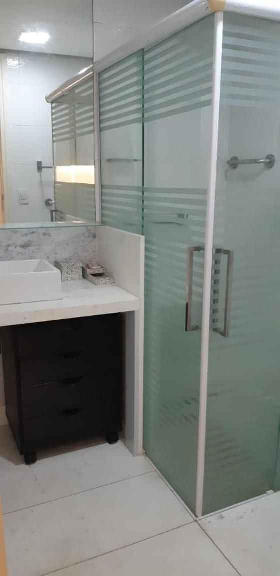 Lindo De 3 Quartos, Uma Quadra Da Praia! Apartamento