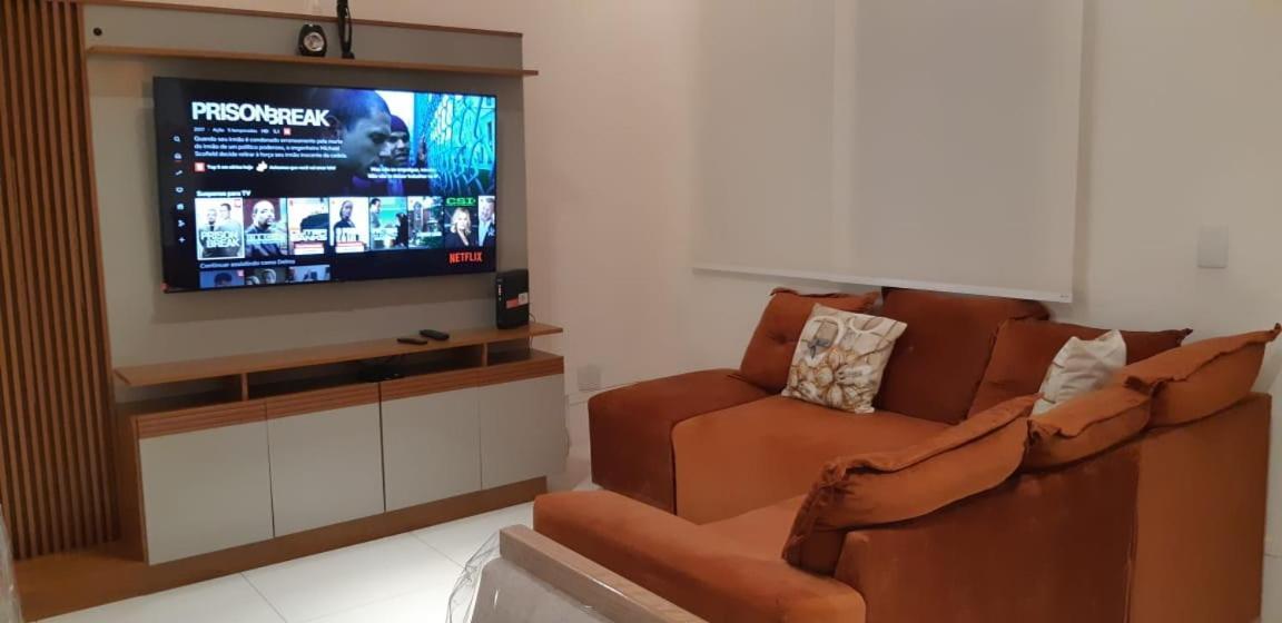 Apartamento Lindo De 3 Quartos, Uma Quadra Da Praia! *