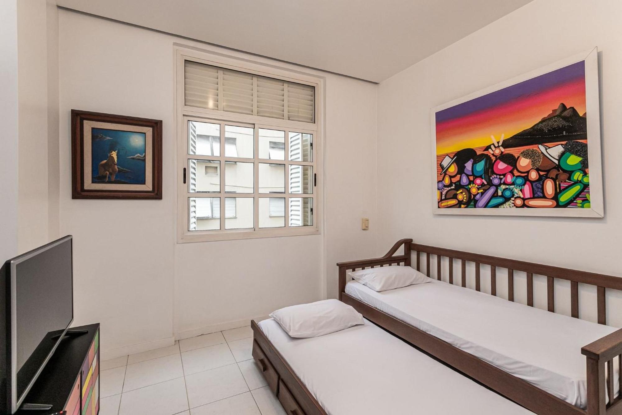 Predio Com Servicos Ao Lado Da De Copacabana Rio de Janeiro