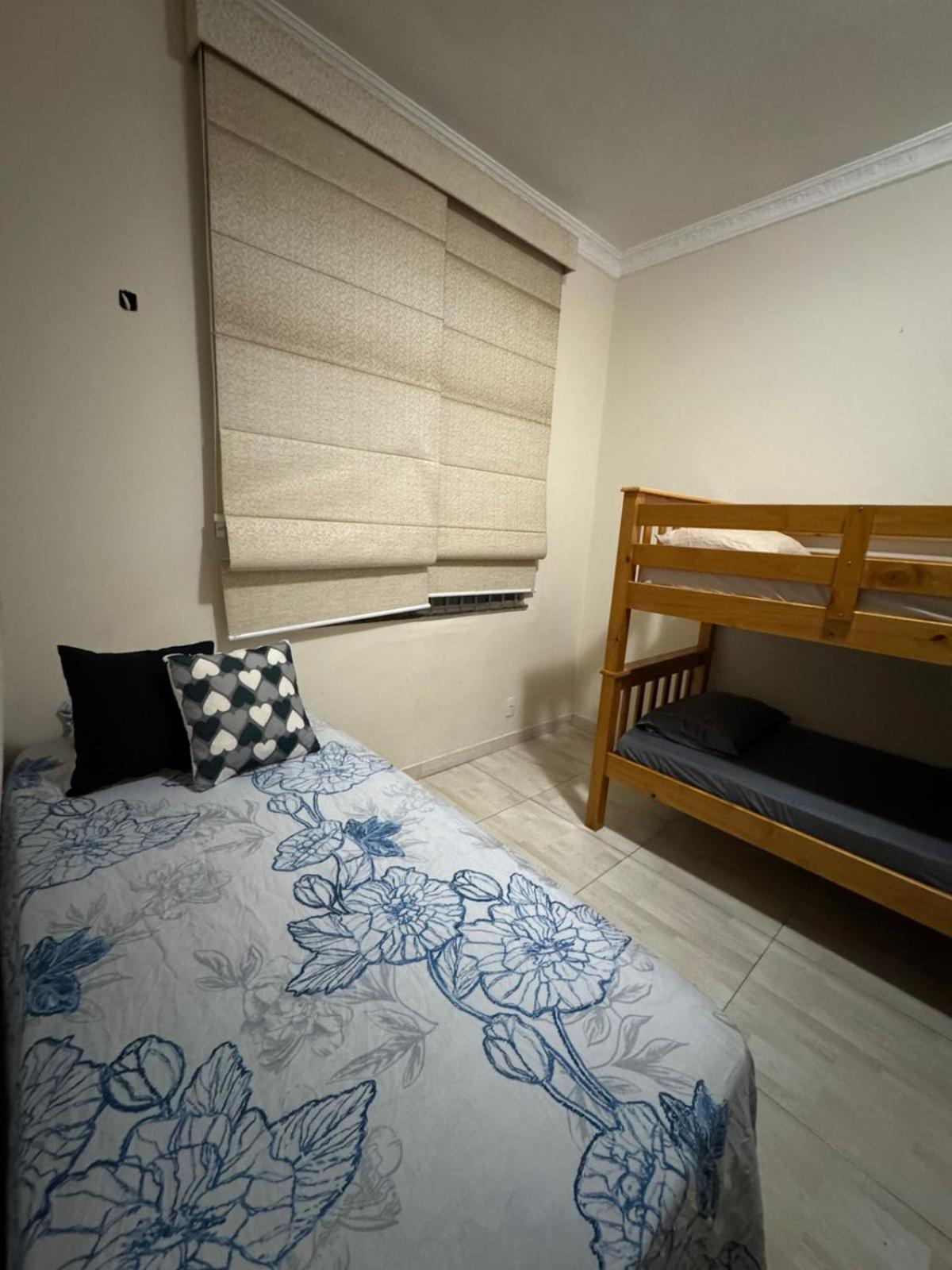 Apto Confortavel E Completo Em Copacabana- 2 Quartos Com Split E Wifi *