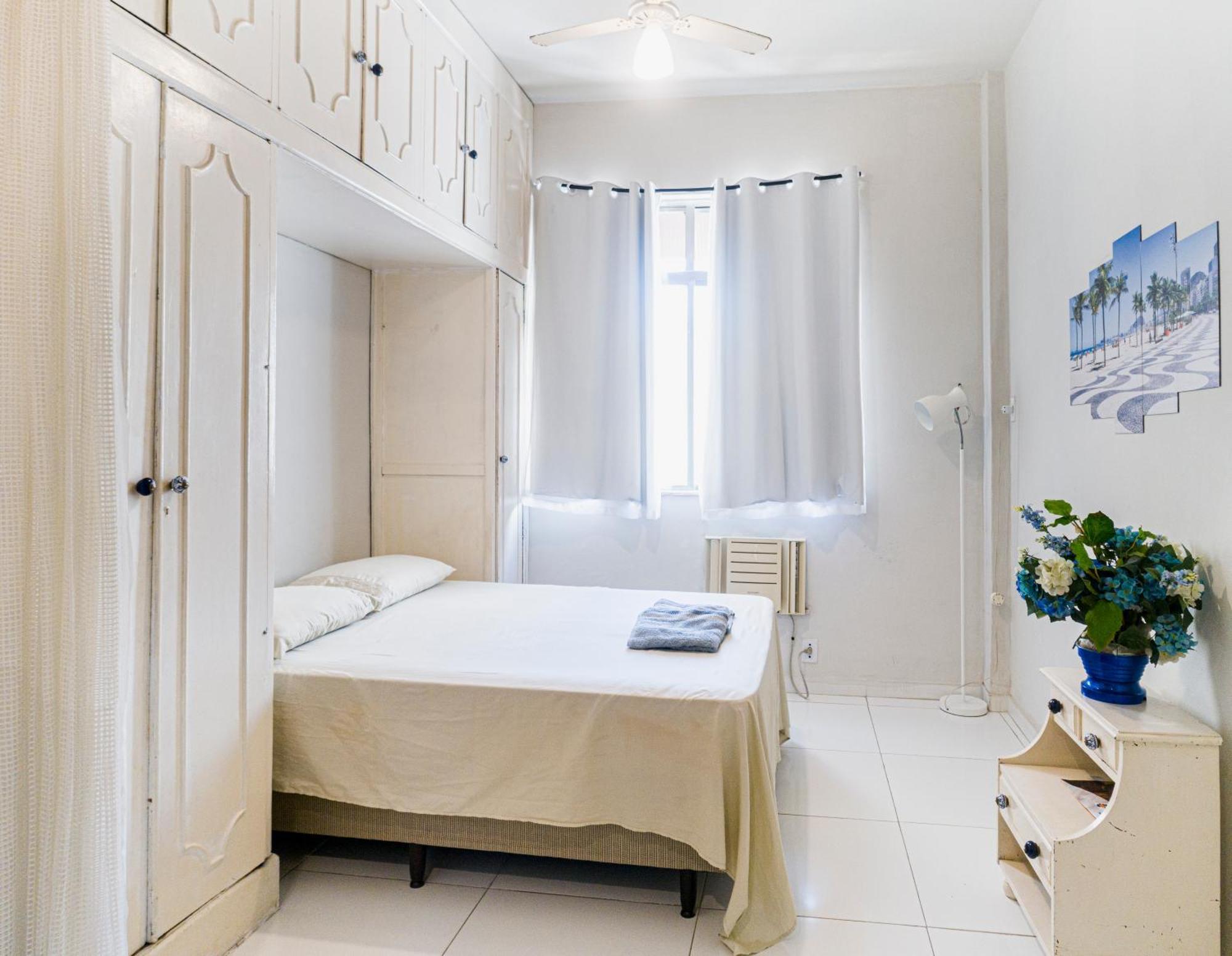 Completo Na De Copacabana Com Ar, Wifi, Netflix, Ate 4 Pessoas, Fundos Claro E Silencioso, Pauloangerami Pj135 Apartamento