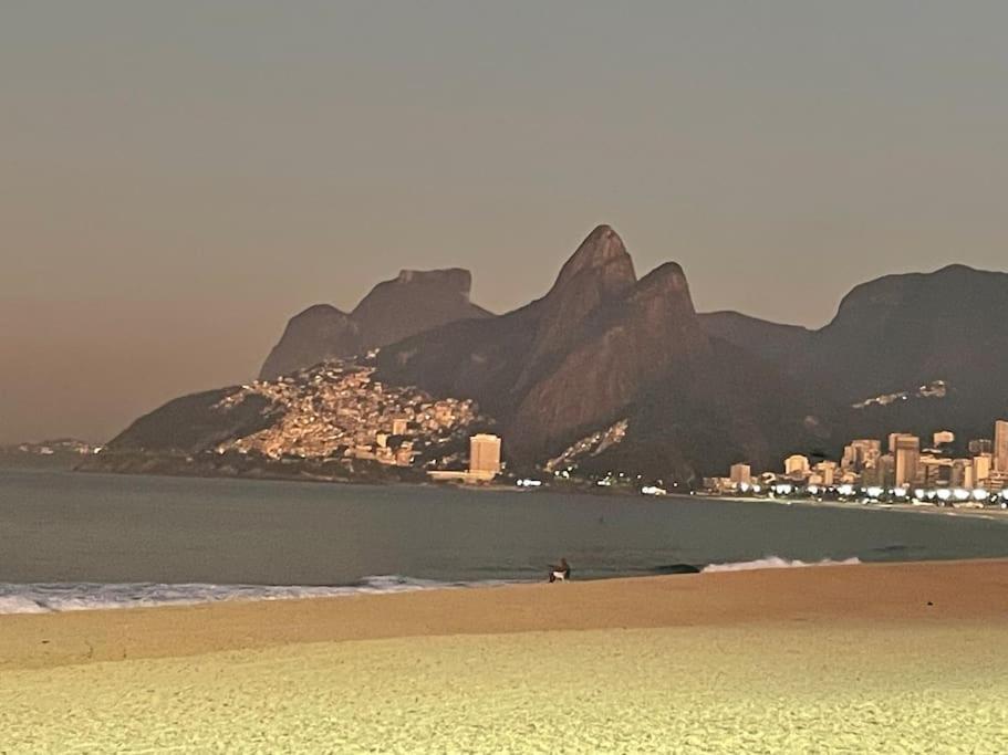 Amplo Em Frente A De Copacabana *