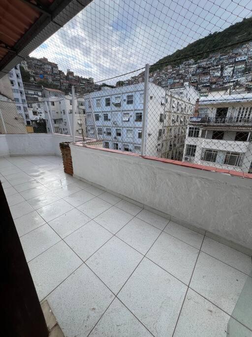 Cama Em Excelente Cobertura Com Vista A Favela Apartamento
