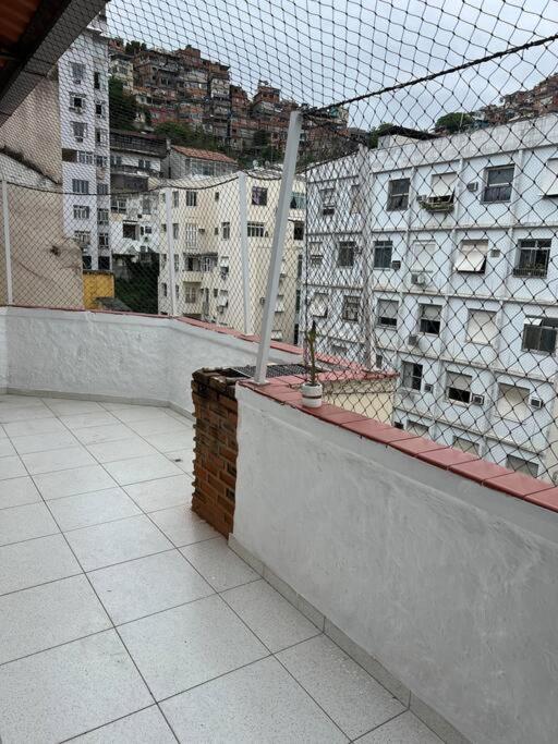 Cama Em Excelente Cobertura Com Vista A Favela Apartamento *