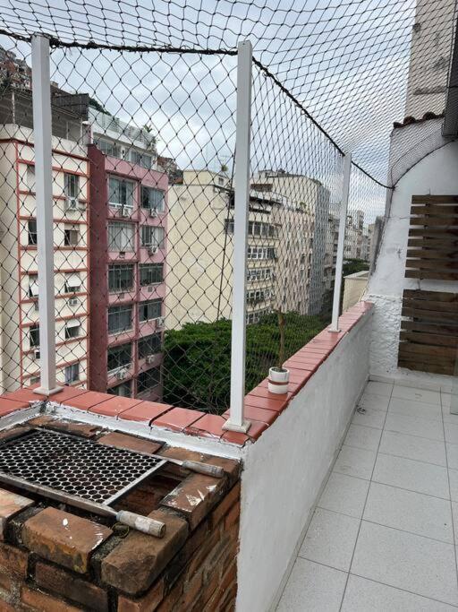 Cama Em Excelente Cobertura Com Vista A Favela Apartamento *