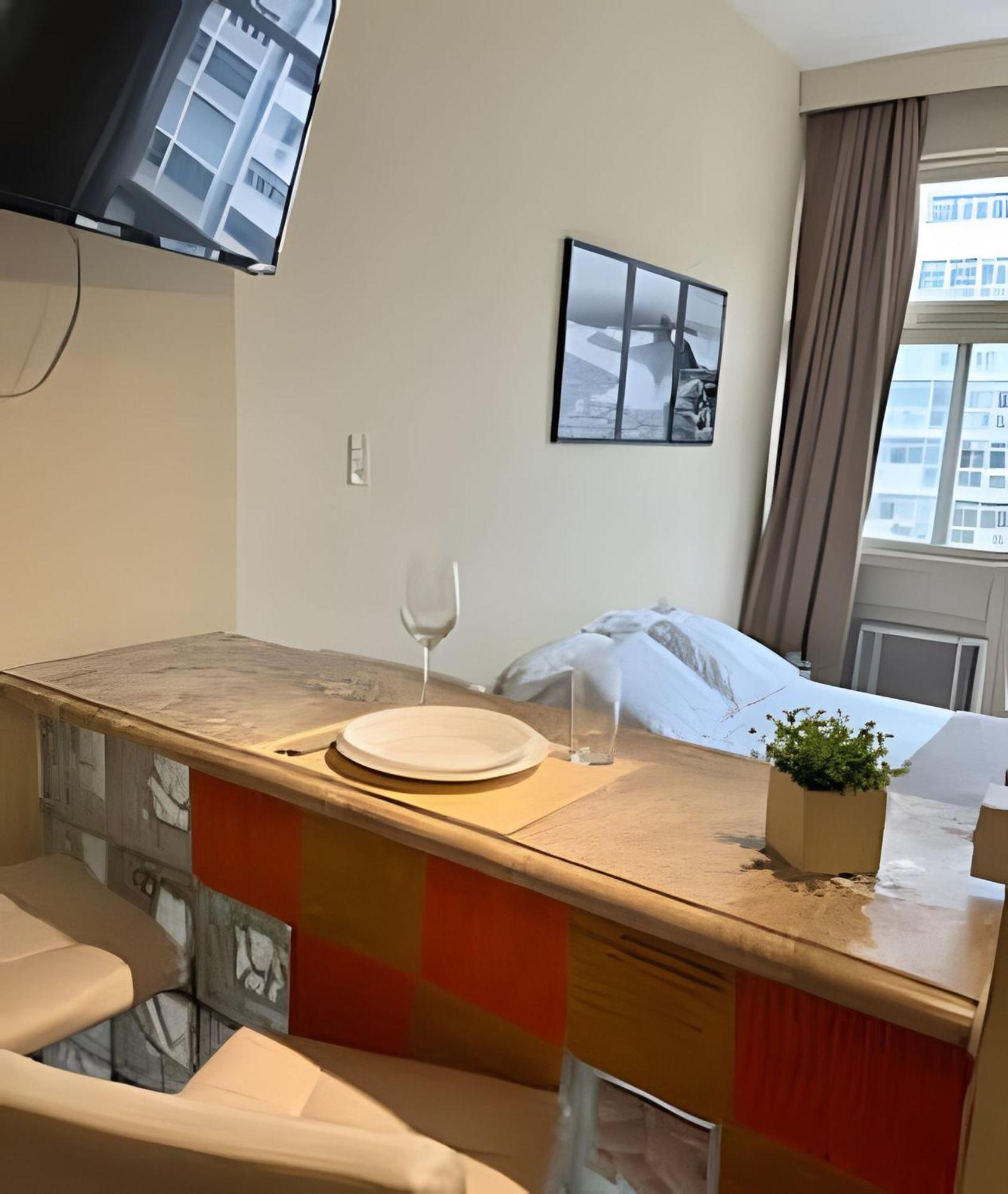 Apartamento Em Copacabana Com Vista Lateral Do Mar