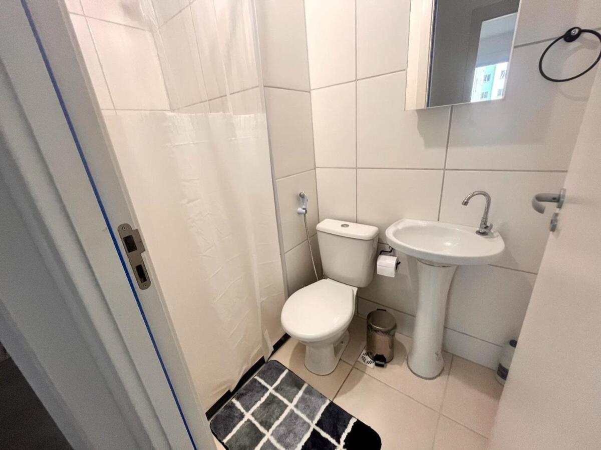 Apartamento De 2 Quartos, Com Piscina E Ha 10 Km De Copacabana